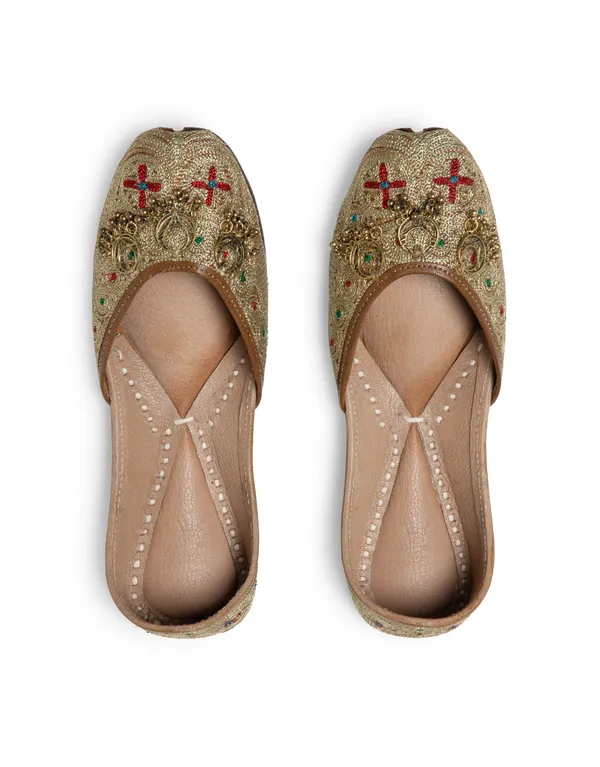 Gold_Punjabi_Jutti_for_Women_with_Dabka_Leather_Lining_and_Zari_Work