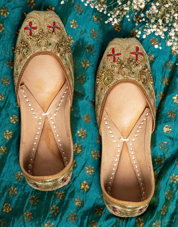 Gold_Punjabi_Jutti_for_Women_with_Dabka_Leather_Lining_and_Zari_Work