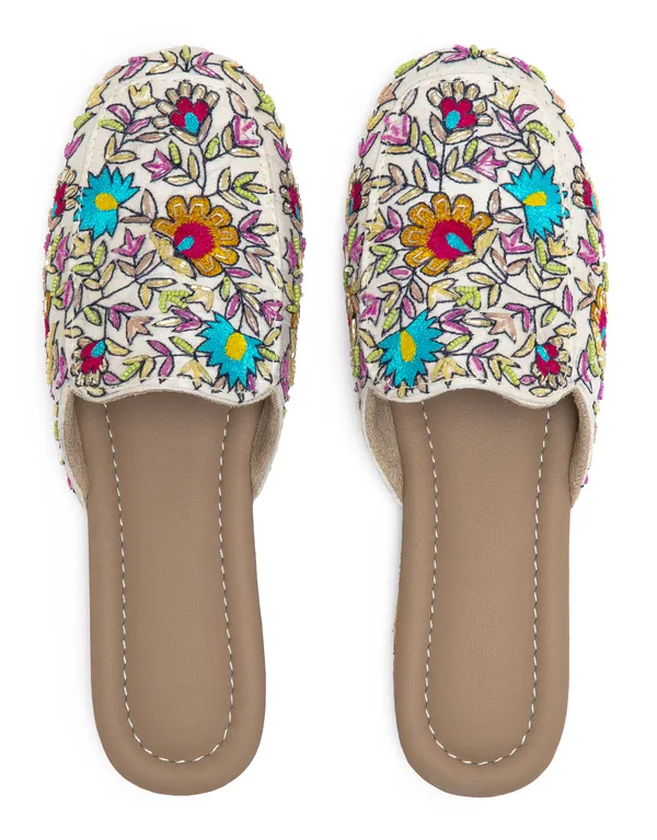 Multicolor_Fabric_And_Foam_Sequensce_And_Intricate_Embroidery_Wedding_Mojari_For_Women