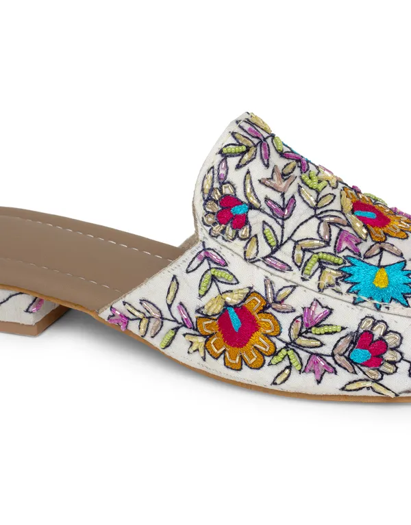 Multicolor_Fabric_And_Foam_Sequensce_And_Intricate_Embroidery_Wedding_Mojari_For_Women