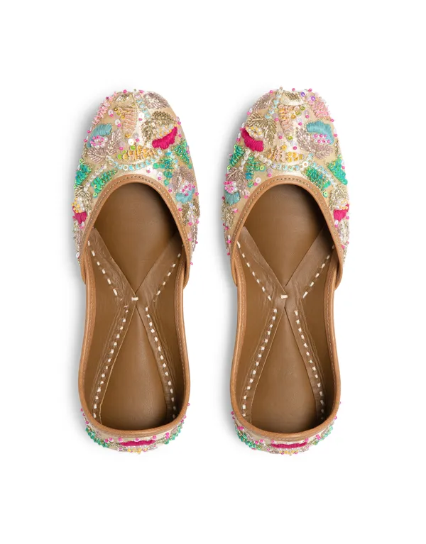 Gold_Punjabi_Jutti_for_Women_with_Dabka_Leather_Lining