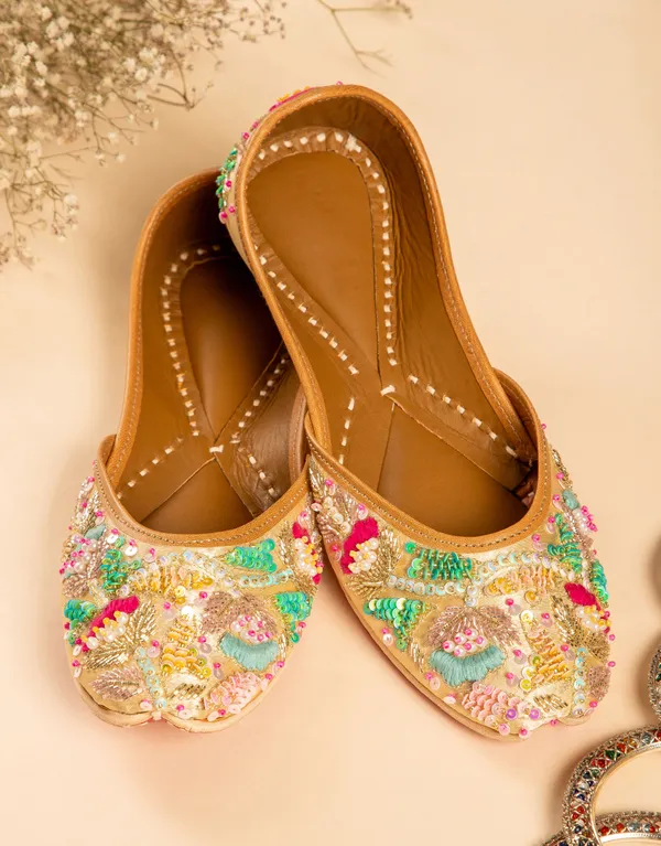 Gold_Punjabi_Jutti_for_Women_with_Dabka_Leather_Lining