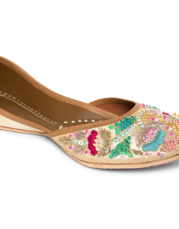 Gold_Punjabi_Jutti_for_Women_with_Dabka_Leather_Lining