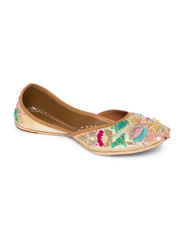 Gold_Punjabi_Jutti_for_Women_with_Dabka_Leather_Lining