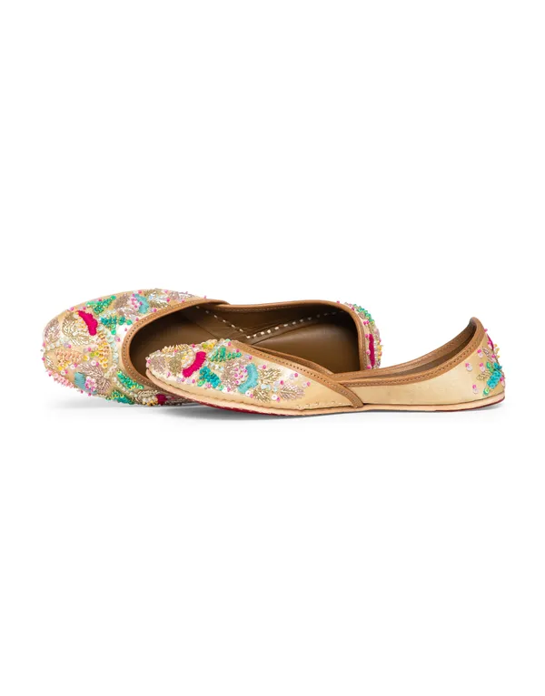 Gold_Punjabi_Jutti_for_Women_with_Dabka_Leather_Lining