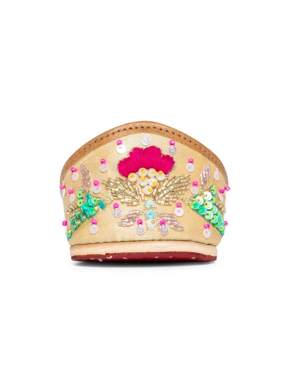 Gold_Punjabi_Jutti_for_Women_with_Dabka_Leather_Lining