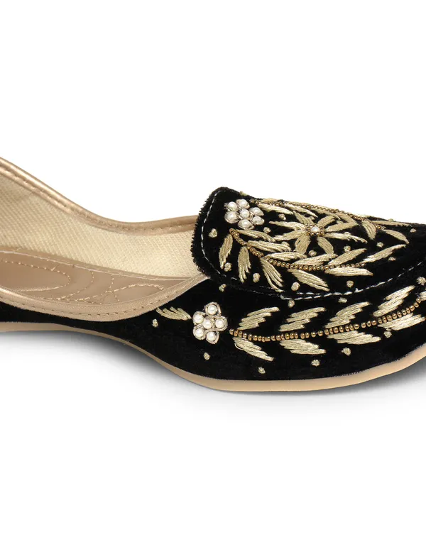 Black_Fabric_And_Foam_Ethnic_Punjabi_Jutti_For_Women