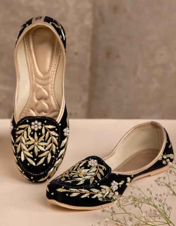 Black_Fabric_And_Foam_Ethnic_Punjabi_Jutti_For_Women