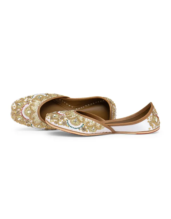 Gold_Punjabi_Jutti_for_Women_with_Dabka_Leather_Lining
