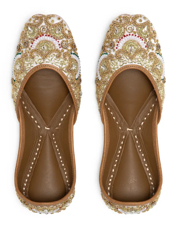 Gold_Punjabi_Jutti_for_Women_with_Dabka_Leather_Lining