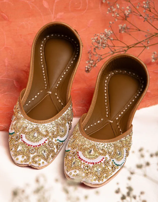 Gold_Punjabi_Jutti_for_Women_with_Dabka_Leather_Lining