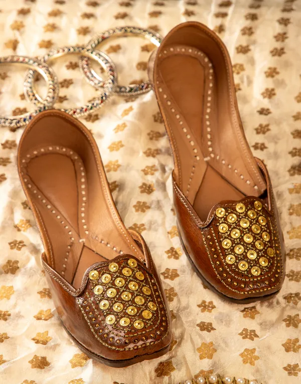 Beautiful_Total_Leather_Punjabi_Juttis_Made_with_High-Quality_Materials__Perfect_for_Special_Events