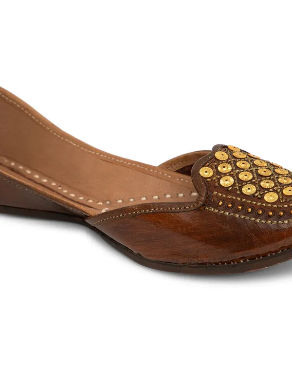 Beautiful_Total_Leather_Punjabi_Juttis_Made_with_High-Quality_Materials__Perfect_for_Special_Events