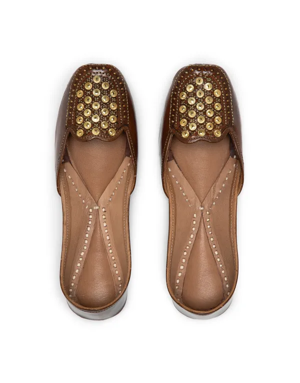 Beautiful_Total_Leather_Punjabi_Juttis_Made_with_High-Quality_Materials__Perfect_for_Special_Events