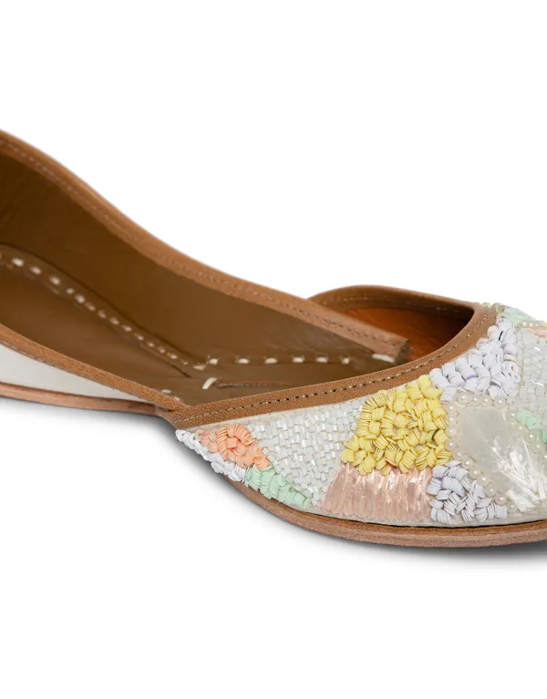 White_Punjabi_Jutti_for_Women_with_Dabka_Leather_Lining