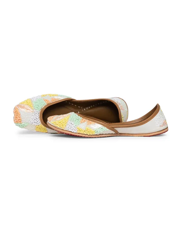 White_Punjabi_Jutti_for_Women_with_Dabka_Leather_Lining