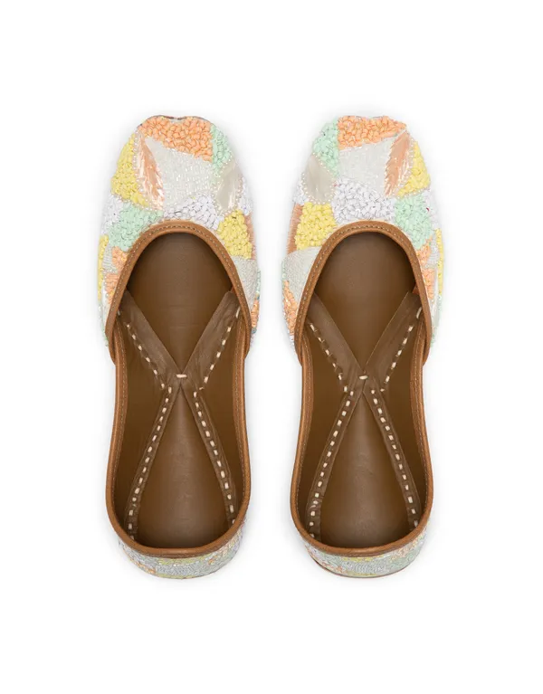 White_Punjabi_Jutti_for_Women_with_Dabka_Leather_Lining