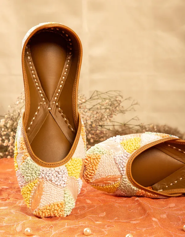 White_Punjabi_Jutti_for_Women_with_Dabka_Leather_Lining