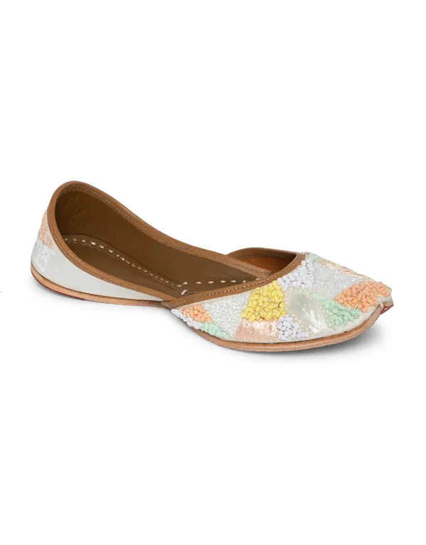 White_Punjabi_Jutti_for_Women_with_Dabka_Leather_Lining