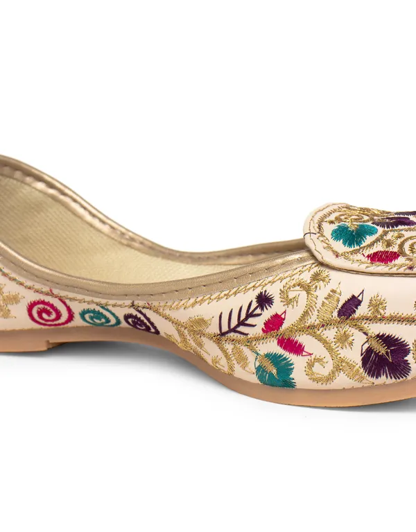 Gold_Fabric_And_Foam_Handcrafted_Wedding_Punjabi_Jutti_For_Women
