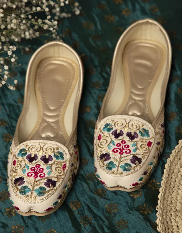 Gold_Fabric_And_Foam_Handcrafted_Wedding_Punjabi_Jutti_For_Women