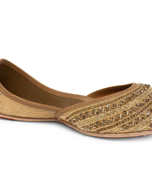 Gold_Punjabi_Jutti_for_Women_with_Dabka_Leather_Lining