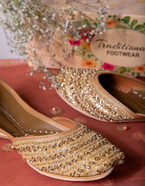 Gold_Punjabi_Jutti_for_Women_with_Dabka_Leather_Lining