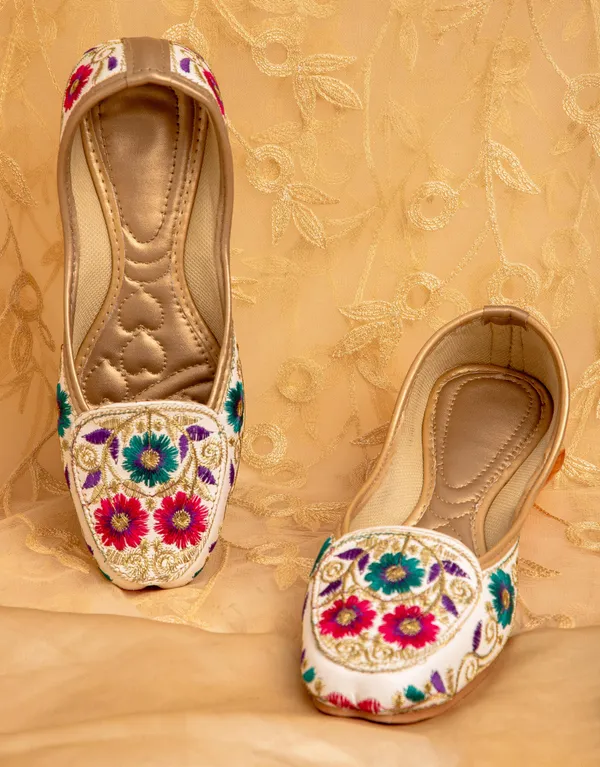 White_Fabric_And_Foam_Ethnic_Punjabi_Jutti_For_Women