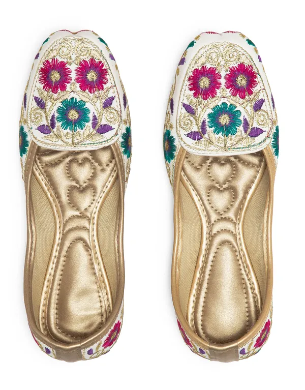 White_Fabric_And_Foam_Ethnic_Punjabi_Jutti_For_Women