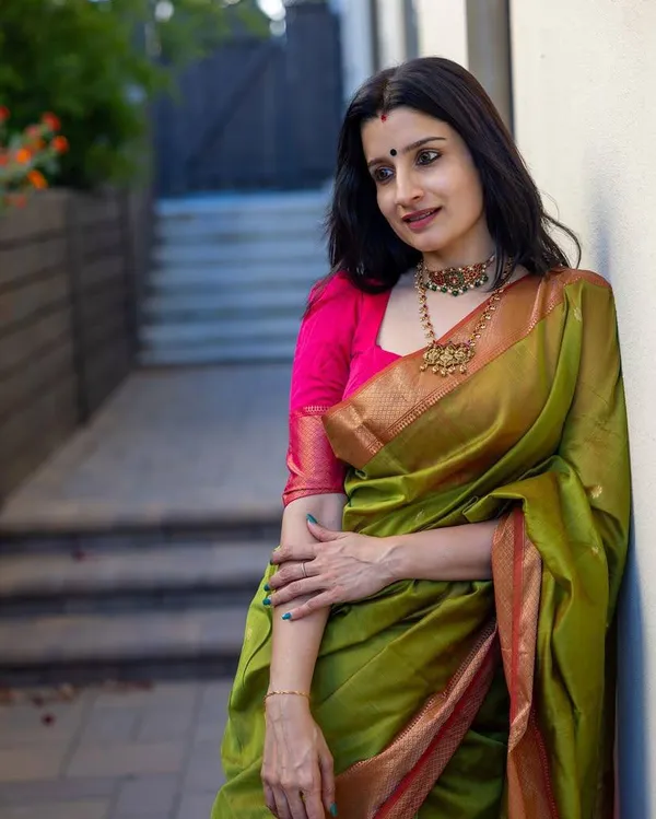 Green_Silk_Zari_Border_Saree_with_Pink_Pallu_for_Women