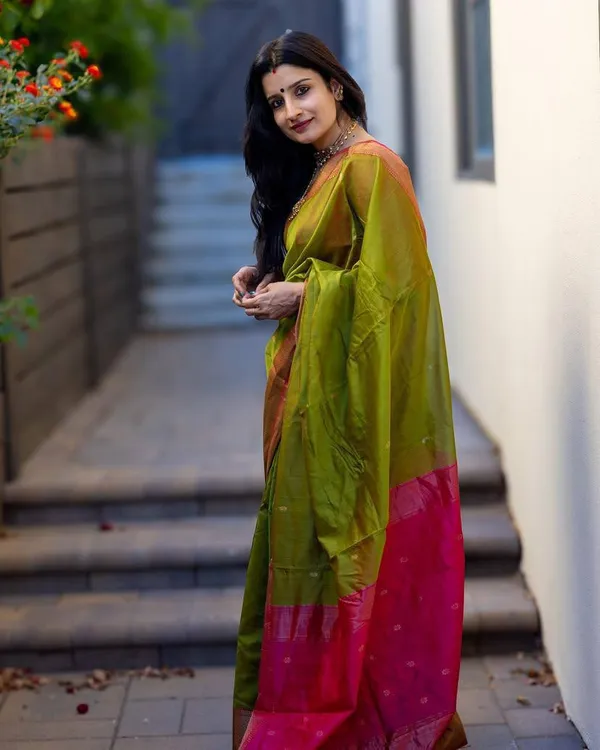 Green_Silk_Zari_Border_Saree_with_Pink_Pallu_for_Women