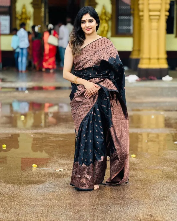 Black_Silk_Copper_Zari_Woven_Banarasi_Saree_for_Women