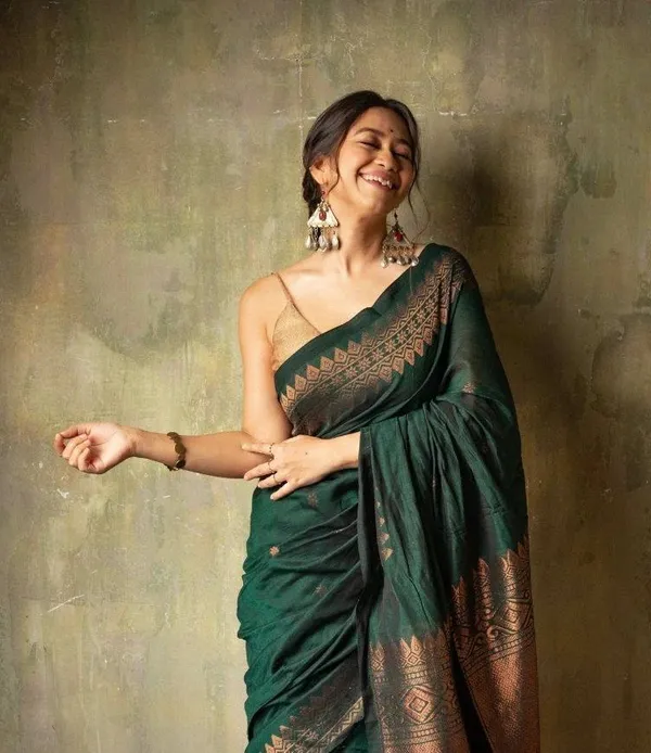 Green_Soft_Lichi_Silk_Saree_with_Rich_Jacquard_Woven_Pallu_&_Exclusive_Jacquard_Border