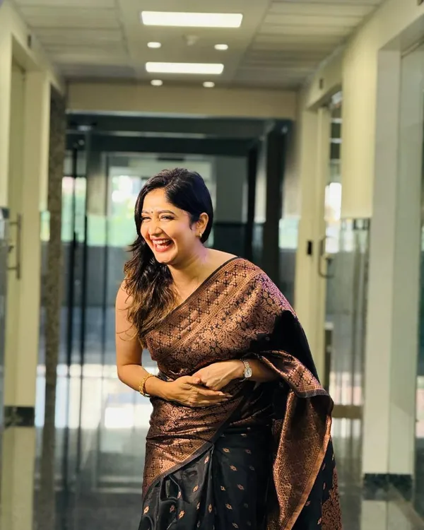 Black_Silk_Copper_Zari_Woven_Banarasi_Saree_for_Women
