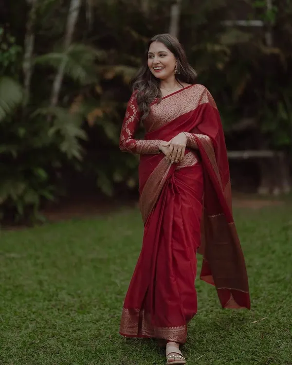 Maroon_Silk_Woven_Zari_Border_Banarasi_Saree_for_Women