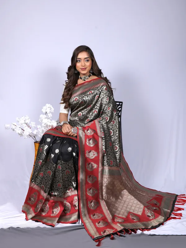 Black_Kanchipuram_Silk_Saree_With_Zari_Weaving_Work