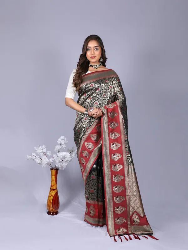 Black_Kanchipuram_Silk_Saree_With_Zari_Weaving_Work