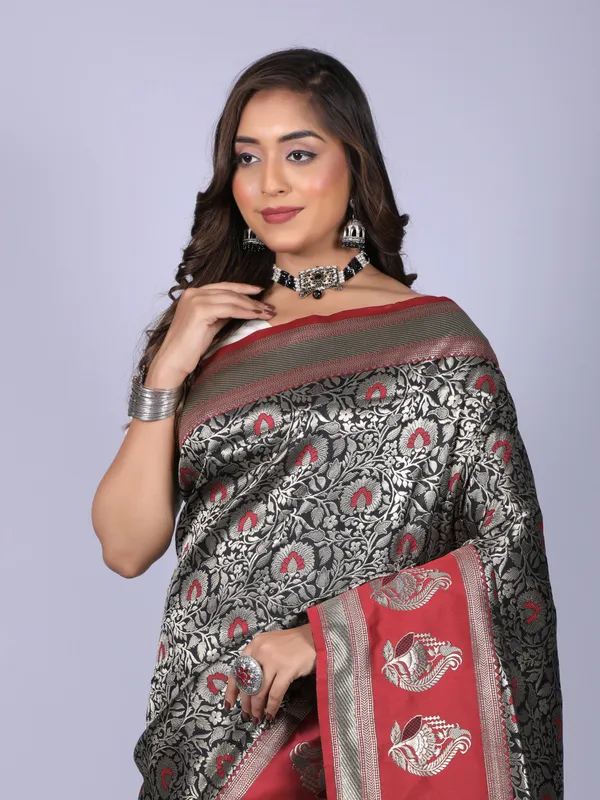 Black_Kanchipuram_Silk_Saree_With_Zari_Weaving_Work