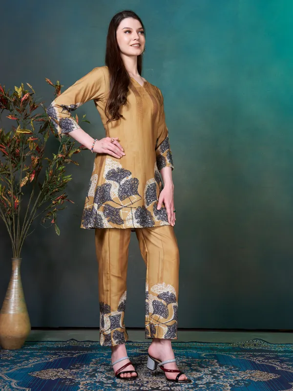 Mustard_and_Black_Flower_Printed_Rayon_Blend_Co-ord_Set_for_Women