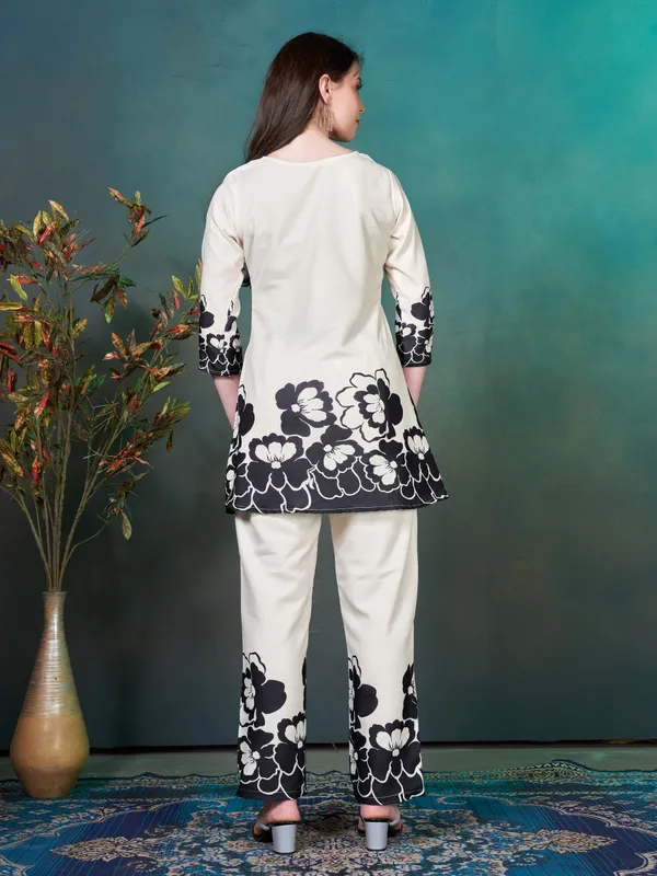 Off_White_&_Black_Flower_Printed_Rayon_Blend_Co-ord_Set_for_Women