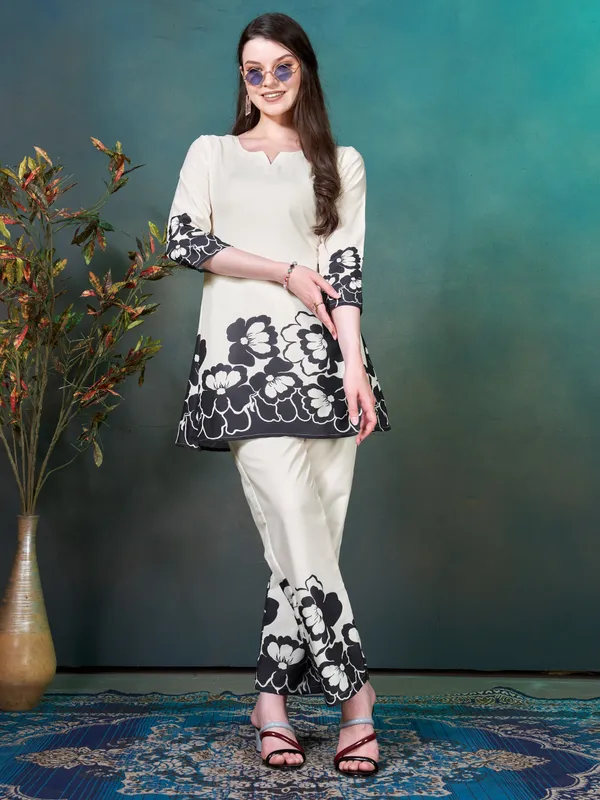 Off_White_&_Black_Flower_Printed_Rayon_Blend_Co-ord_Set_for_Women