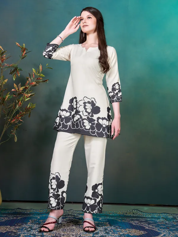 Off_White_&_Black_Flower_Printed_Rayon_Blend_Co-ord_Set_for_Women