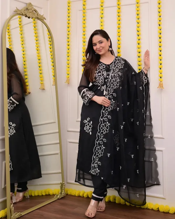 Black_Kurta_&_Pant_Set_with_Dupatta