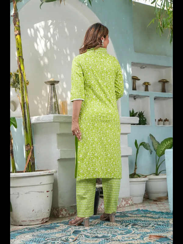 Parrot_Green_Straight_Rayon_Printed_Kurta_With_Pant_And_Dupatta