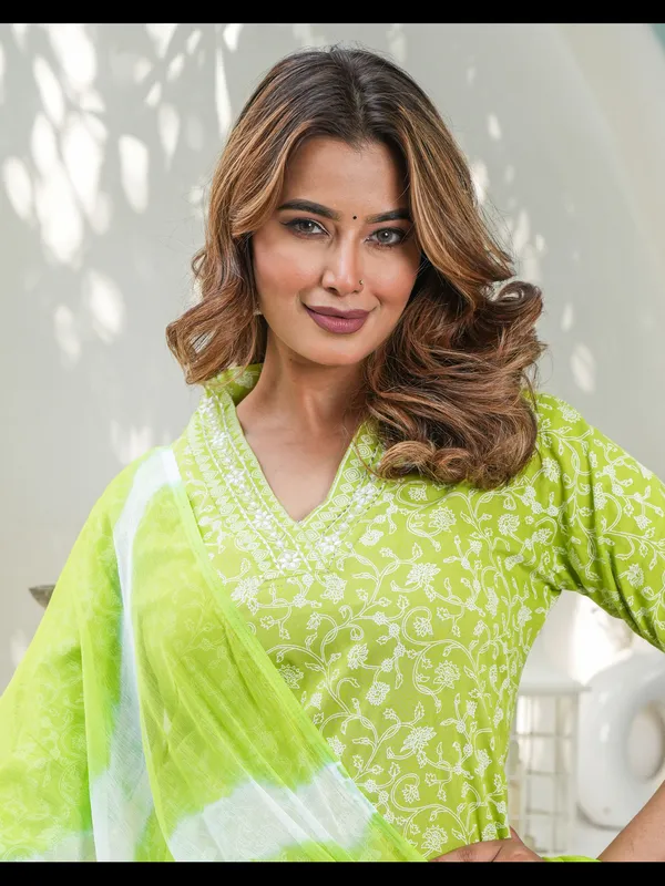 Parrot_Green_Straight_Rayon_Printed_Kurta_With_Pant_And_Dupatta