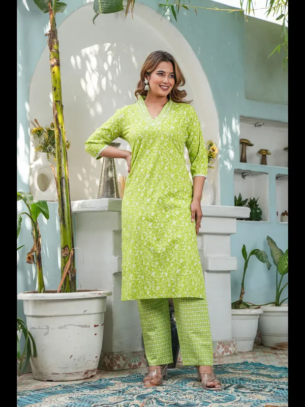 Parrot_Green_Straight_Rayon_Printed_Kurta_With_Pant_And_Dupatta