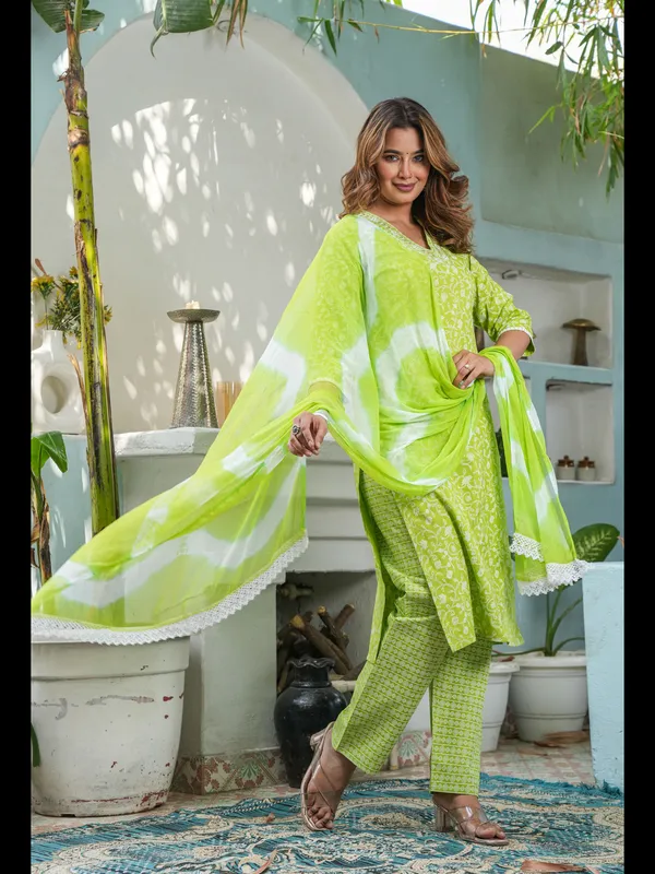 Parrot_Green_Straight_Rayon_Printed_Kurta_With_Pant_And_Dupatta