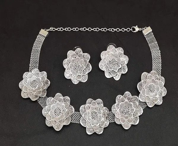 Silver_Necklace_Set_for_Women_|_Premium_Alloy_Necklace_for_Everyday_Use