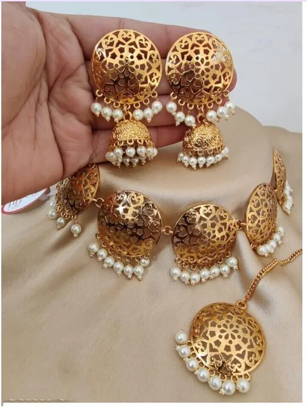 Gold_Necklace_Set_for_Women_|_Premium_Alloy_Necklace_for_Everyday_Use