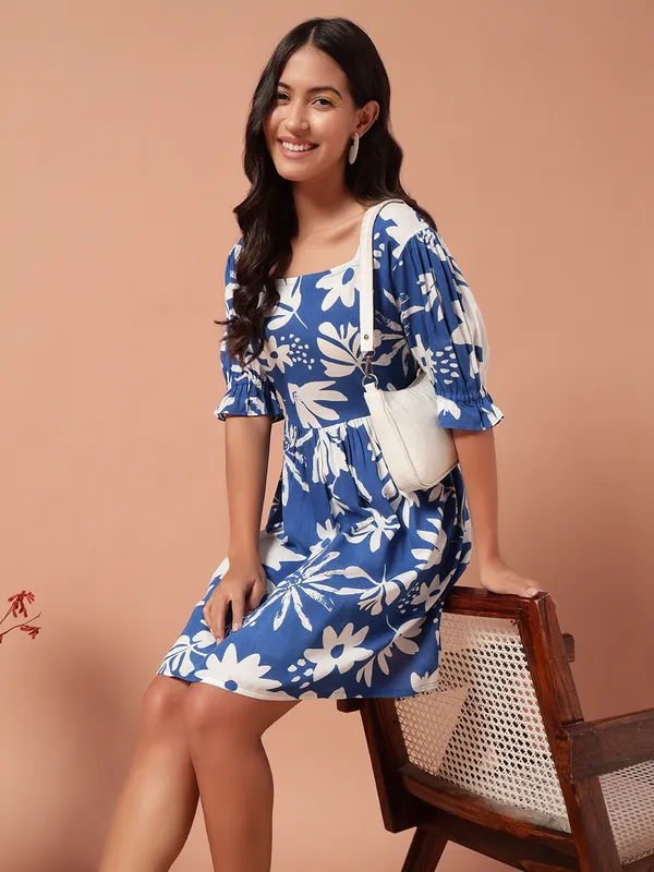Knee_Length__Dress_With_Square__Neck_&_Puff_Sleeves